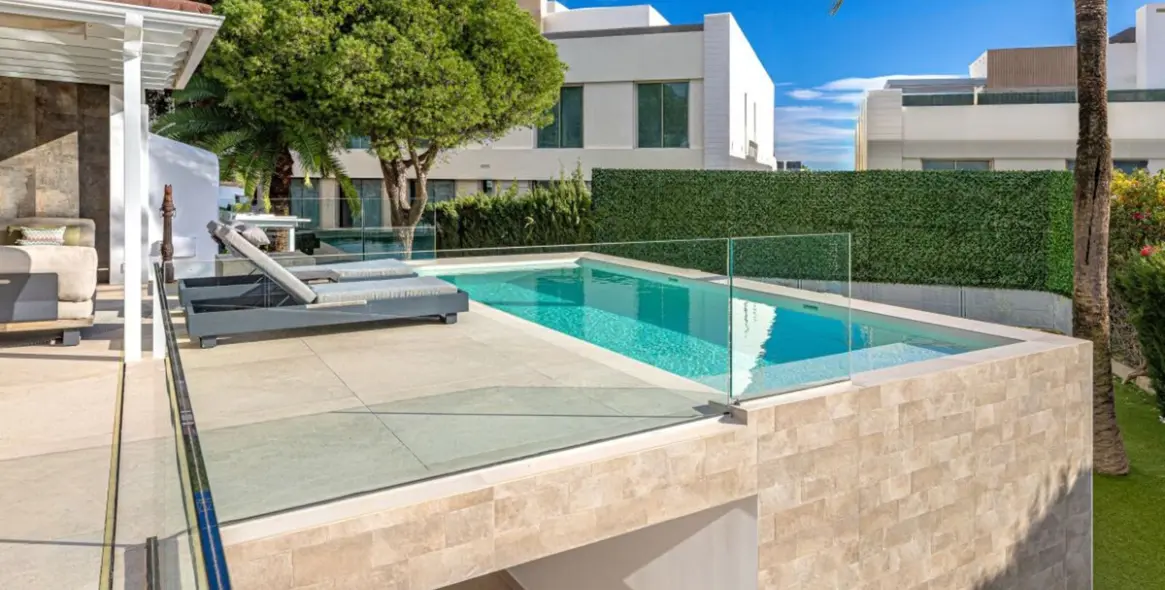 Продажа  отдельно стоящей виллы в Las Chapas 19