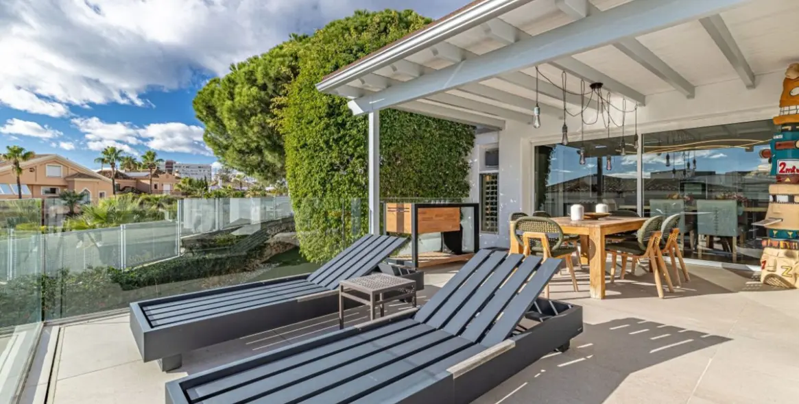 Продажа  отдельно стоящей виллы в Las Chapas 21