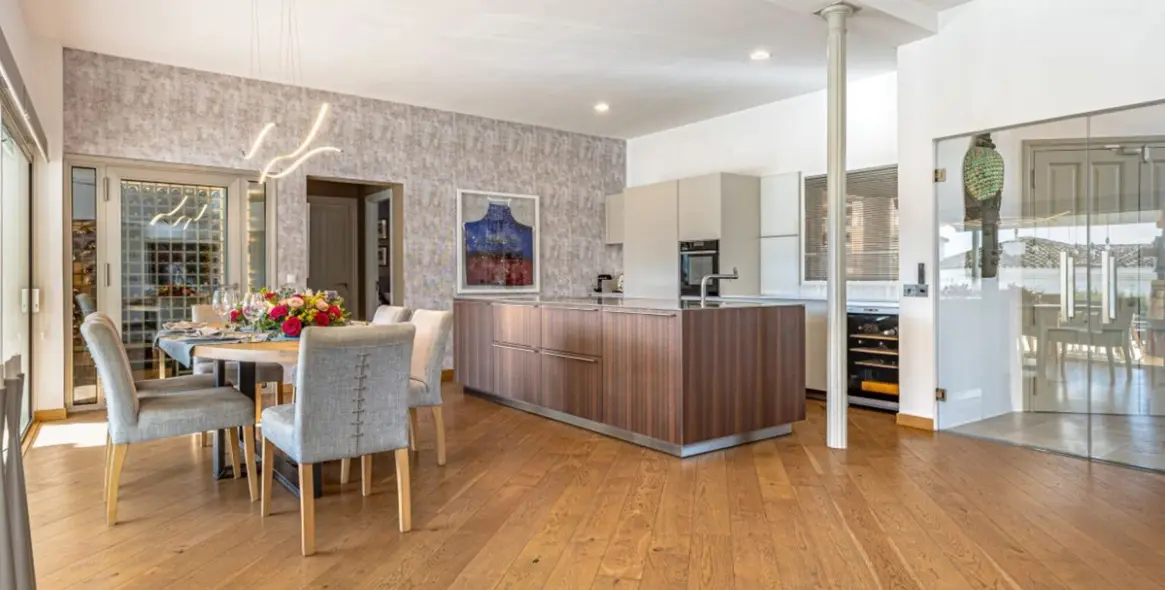 Продажа  отдельно стоящей виллы в Las Chapas 25