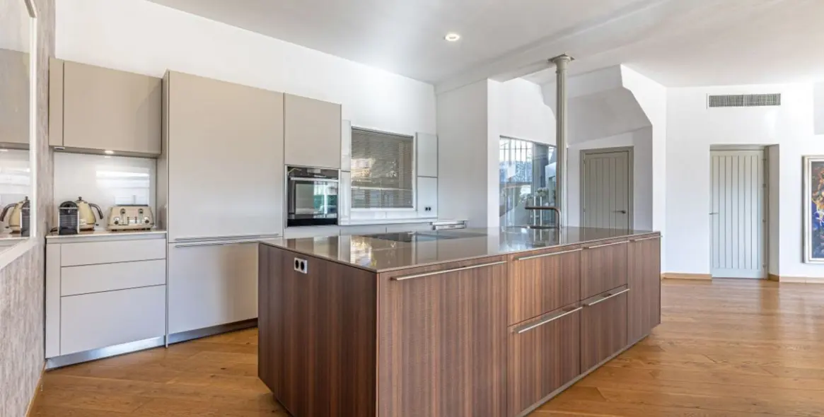 Продажа  отдельно стоящей виллы в Las Chapas 28