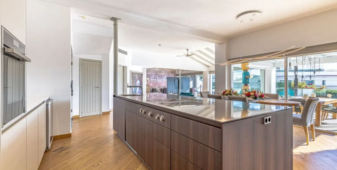 Продажа  отдельно стоящей виллы в Las Chapas 29