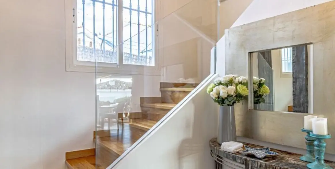 Продажа  отдельно стоящей виллы в Las Chapas 30