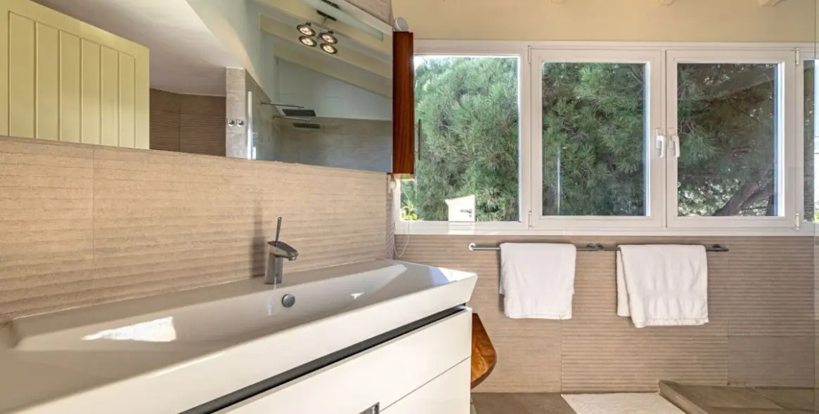 Продажа  отдельно стоящей виллы в Las Chapas 34