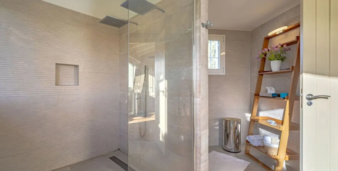 Продажа  отдельно стоящей виллы в Las Chapas 35