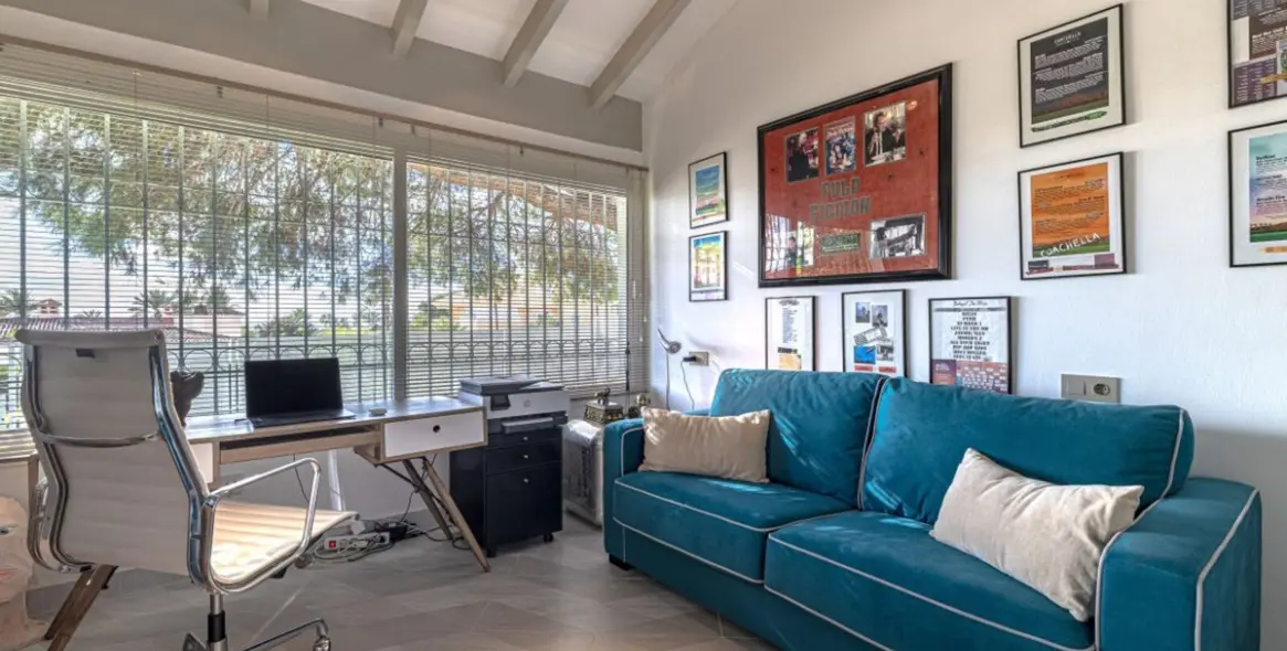 Продажа  отдельно стоящей виллы в Las Chapas 36