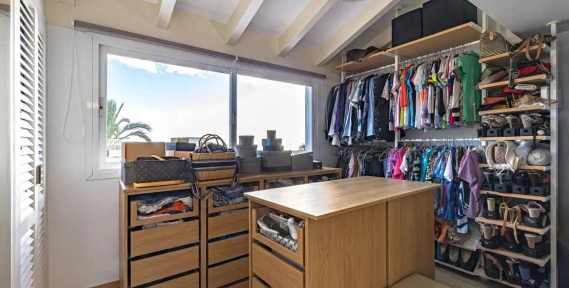 Продажа  отдельно стоящей виллы в Las Chapas 44