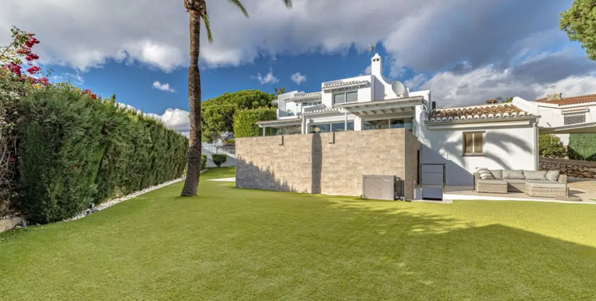 Продажа  отдельно стоящей виллы в Las Chapas 45