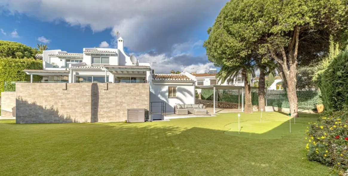 Продажа  отдельно стоящей виллы в Las Chapas 46