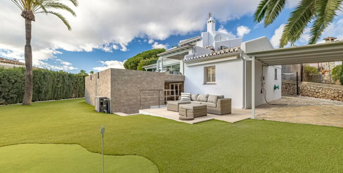 Продажа  отдельно стоящей виллы в Las Chapas 47