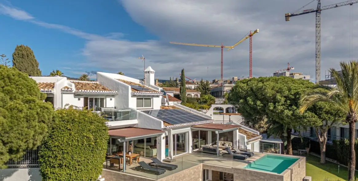 Продажа  отдельно стоящей виллы в Las Chapas 48