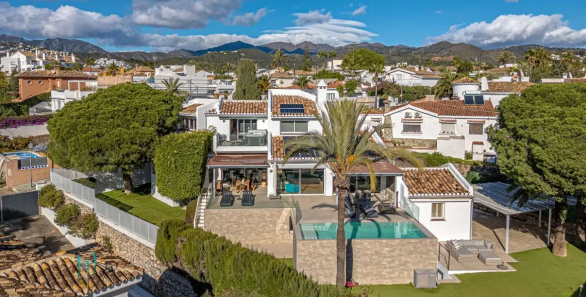 Продажа  отдельно стоящей виллы в Las Chapas 49