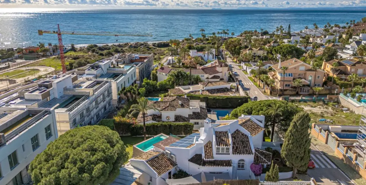 Продажа  отдельно стоящей виллы в Las Chapas 52