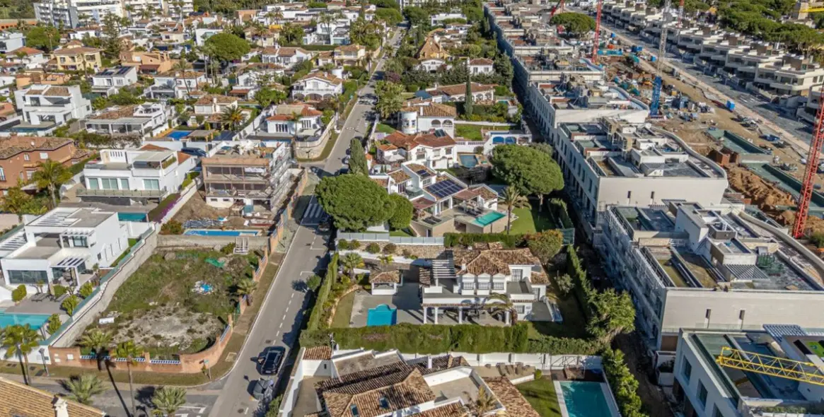 Продажа  отдельно стоящей виллы в Las Chapas 54