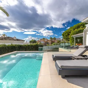 Venta de villa independiente en Las Chapas