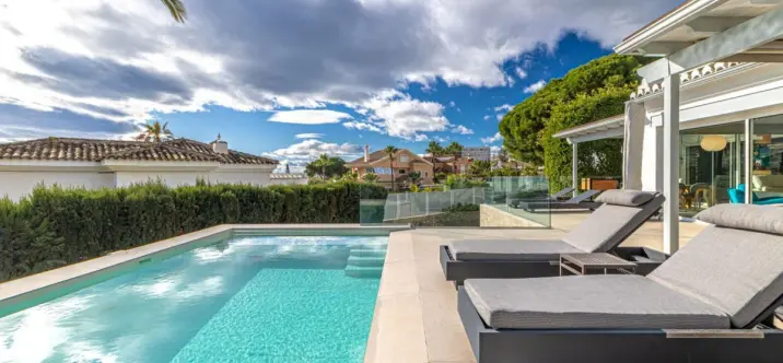 Venta de villa independiente en Las Chapas 0