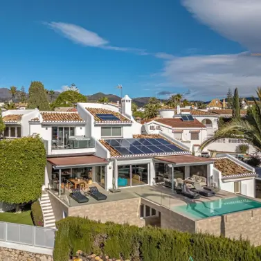 Venta de villa independiente en Las Chapas