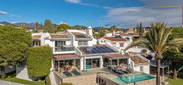 Venta de villa independiente en Las Chapas 1