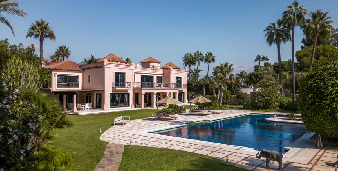 Продажа  отдельно стоящей виллы в Estepona 1