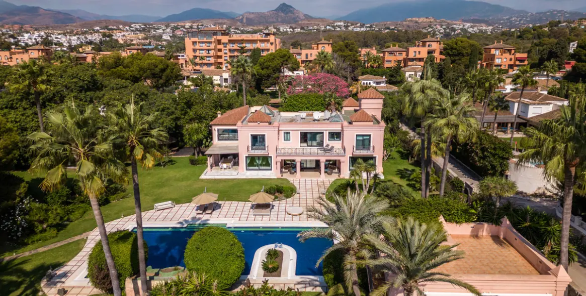 Продажа  отдельно стоящей виллы в Estepona 2