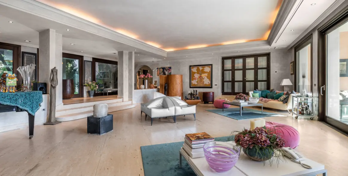 Продажа  отдельно стоящей виллы в Estepona 9