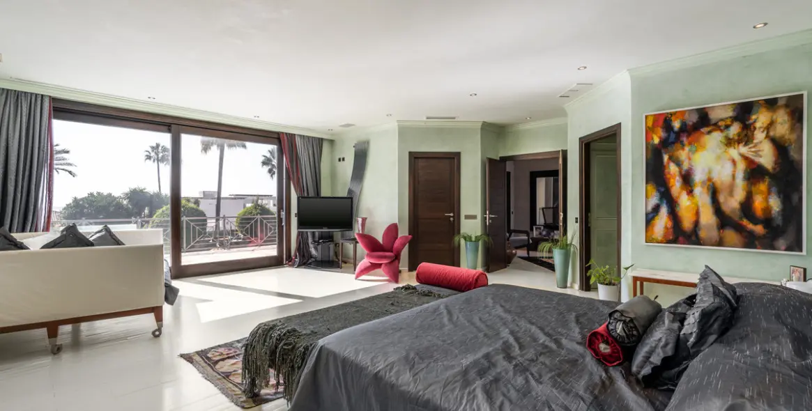 Продажа  отдельно стоящей виллы в Estepona 16