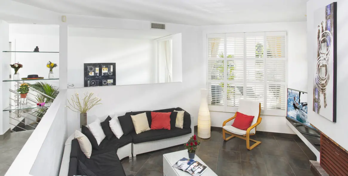 Sale of detached villa in Elviria 2