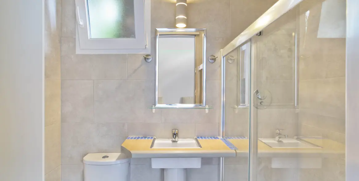 Sale of detached villa in Elviria 17