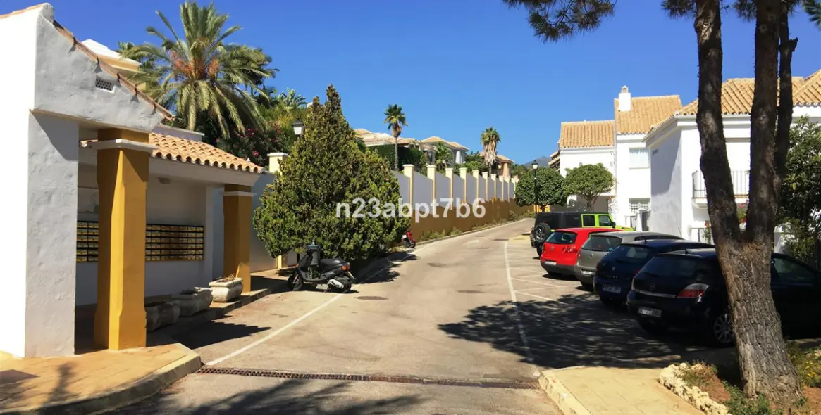 Sale of ground floor apartment in Nueva Andalucía 19
