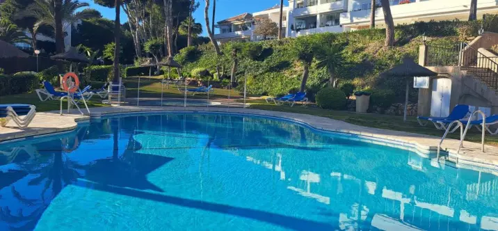 Sale of middle floor apartment in Riviera del Sol 0