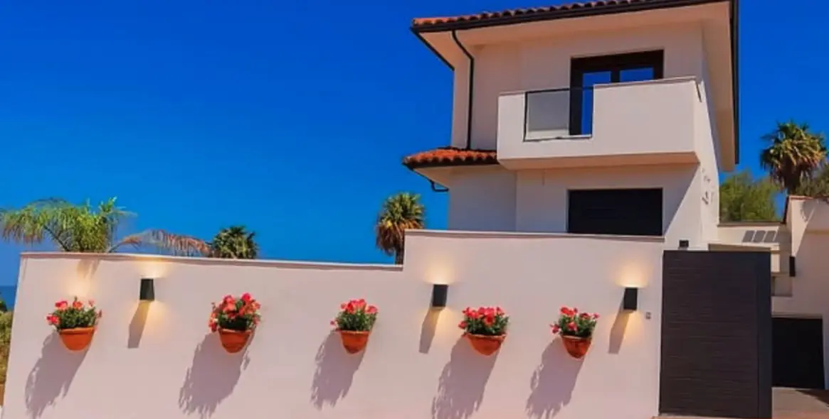 Продажа  отдельно стоящей виллы в La Duquesa 1