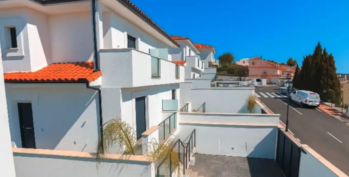 Продажа  отдельно стоящей виллы в La Duquesa 10