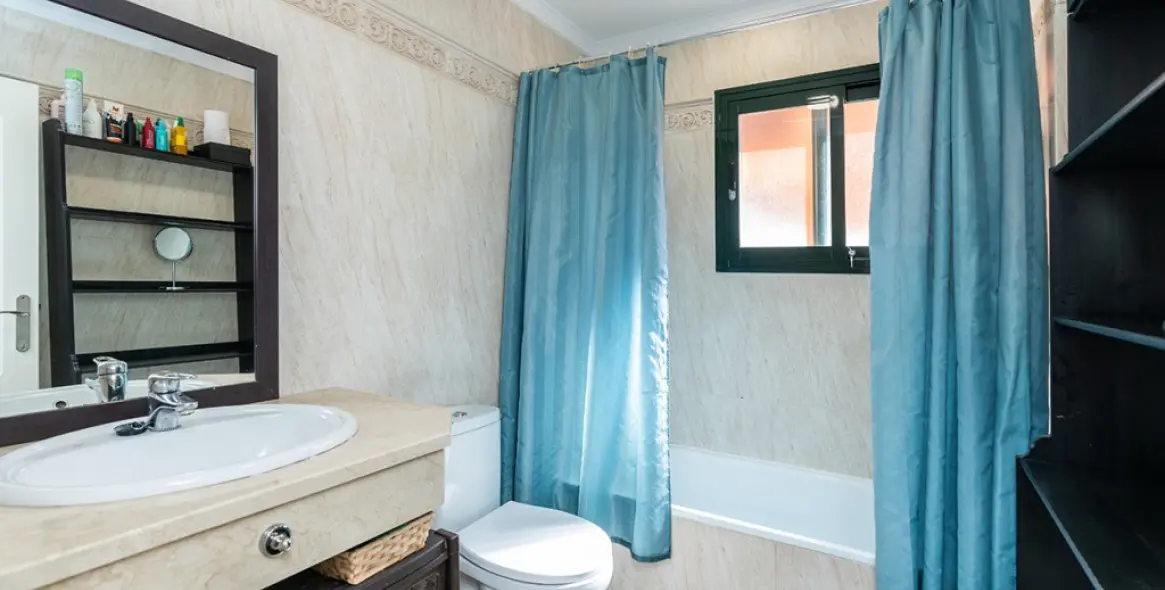 Sale of middle floor apartment in Elviria 17