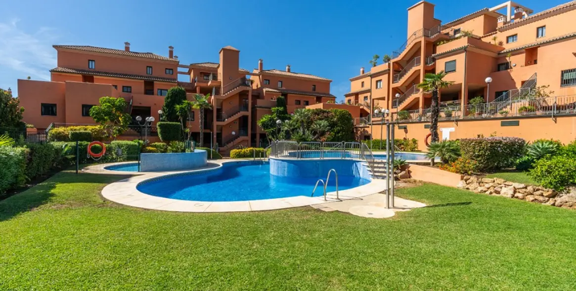 Sale of middle floor apartment in Elviria 20