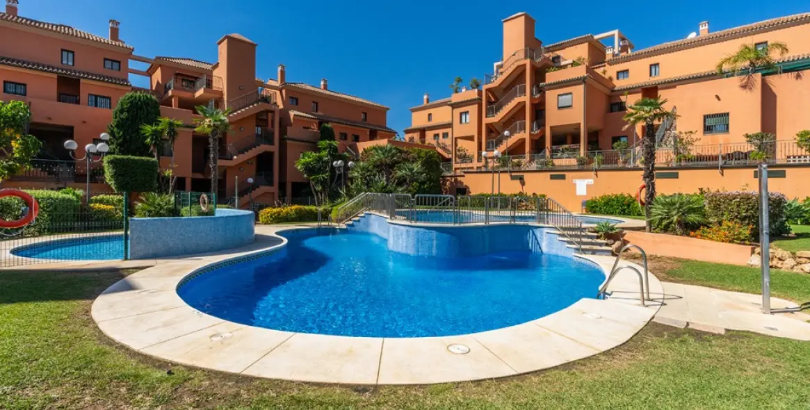 Sale of middle floor apartment in Elviria 1