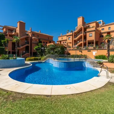 Sale of middle floor apartment in Elviria