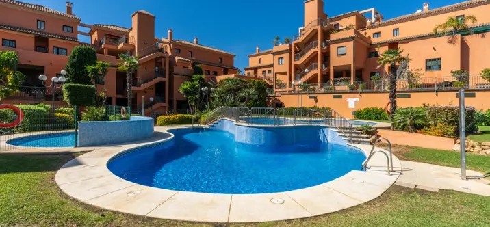 Sale of middle floor apartment in Elviria 0