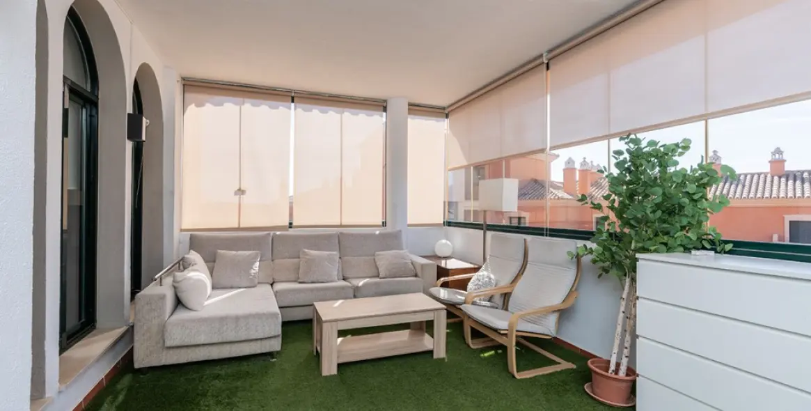 Sale of middle floor apartment in Elviria 2