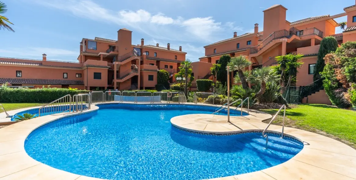 Sale of middle floor apartment in Elviria 18