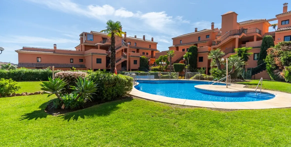 Sale of middle floor apartment in Elviria 19