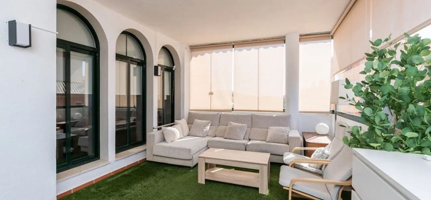 Sale of middle floor apartment in Elviria 2