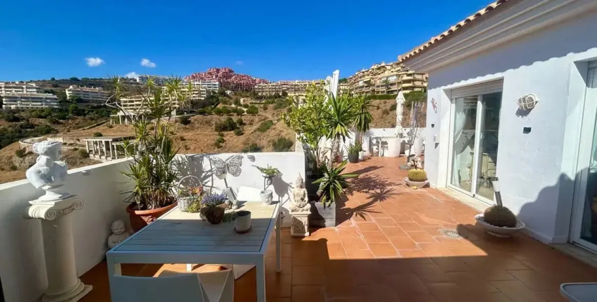 Sale of penthouse in Calahonda 1