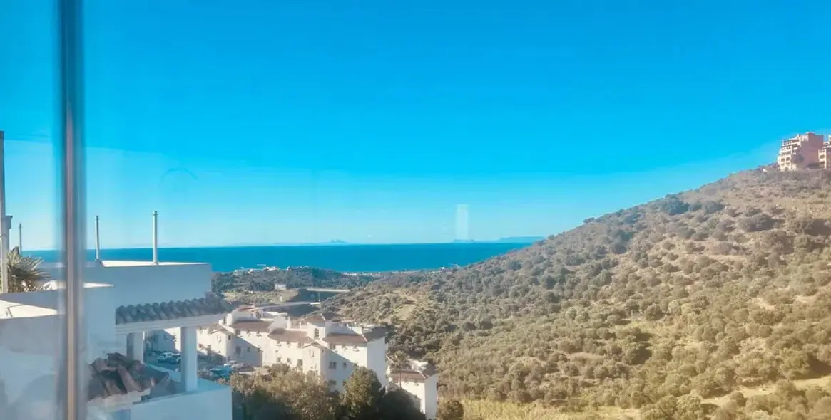 Sale of penthouse in Calahonda 3