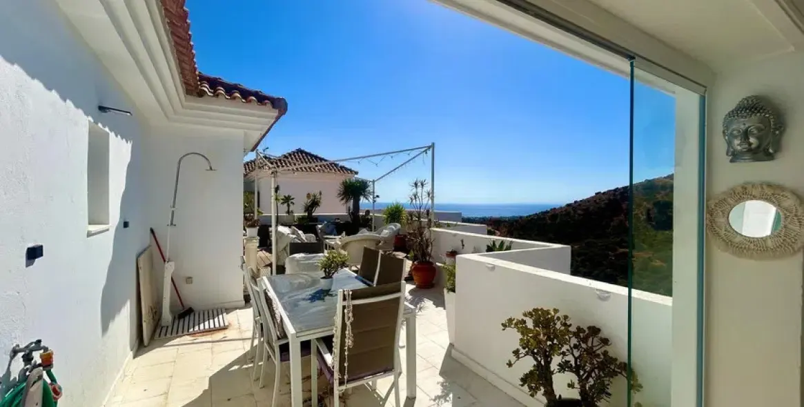 Sale of penthouse in Calahonda 4