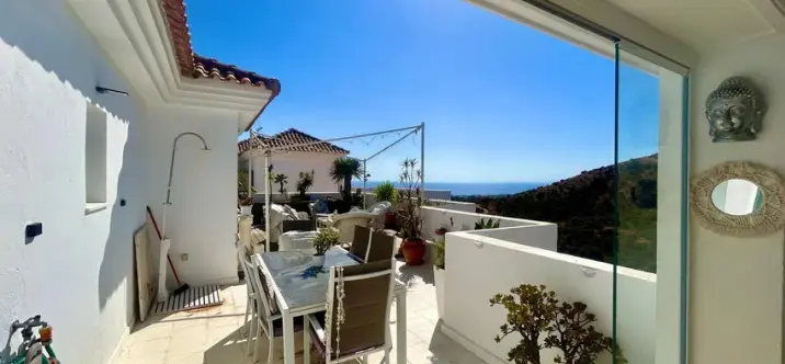 Sale of penthouse in Calahonda 3