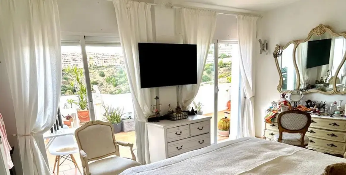 Sale of penthouse in Calahonda 7