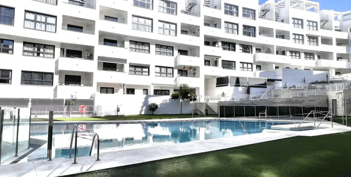 Sale of middle floor apartment in Estepona 38