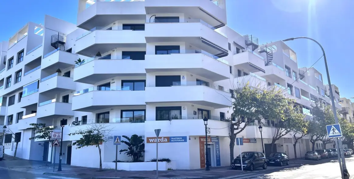 Sale of middle floor apartment in Estepona 41