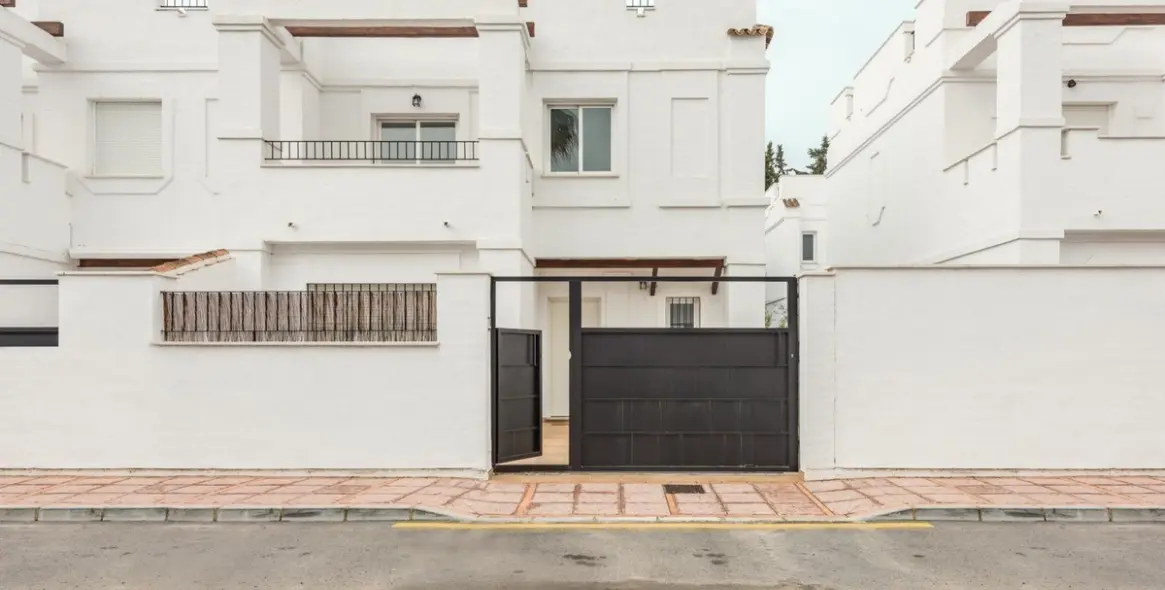 Продажа дома на две семьи в Nueva Andalucía 1