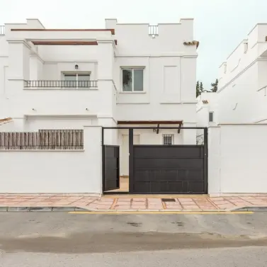Продажа дома на две семьи в Nueva Andalucía