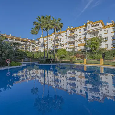 Sale of middle floor apartment in The Golden Mile